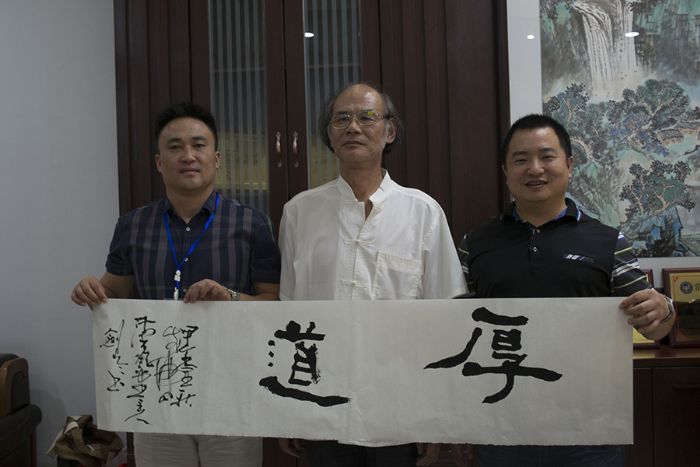 張劍岑先生（中）與91视频网址入口陶瓷磚91视频软件免费下载營銷總經理羅勝（左）、91视频网址入口陶瓷磚91视频软件免费下载營銷總監劉鴻瑞（右）合影留念