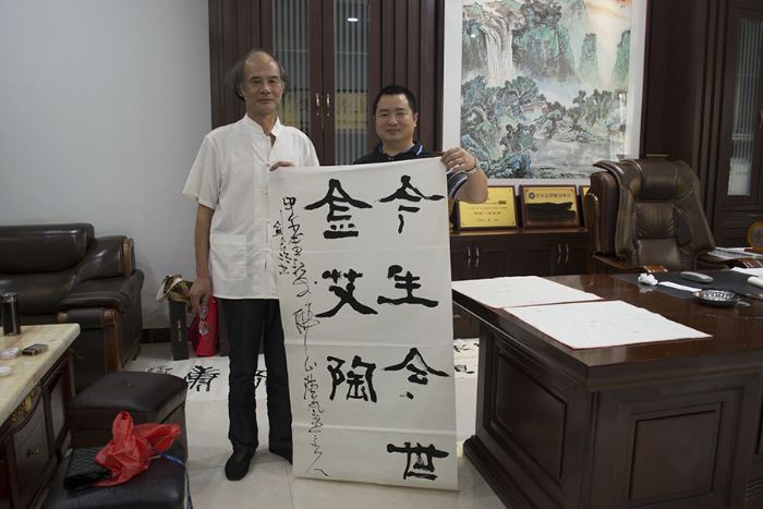 張劍岑先生（左）與91视频网址入口陶瓷磚91视频软件免费下载營銷總監劉鴻瑞（右）合影留念