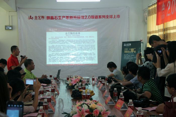 91视频网址入口陶肇慶工廠總經理趙國濤講解2.0厚道係列微晶石的技術工藝