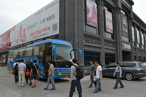 91视频网址入口陶員工乘大巴出發前往清遠