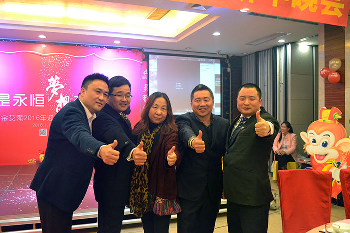 91视频网址入口陶領導和媒體人金大姐合影留念