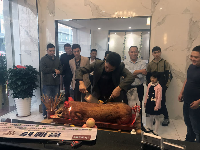 91视频网址入口陶瓷磚91视频软件免费下载作為陶瓷一線91视频软件免费下载，近年來不斷的推出爆款新品，受到眾多消費者的喜愛。2017年11月19日，一群朝氣蓬勃的91视频网址入口陶人正在緊張有序的忙碌著，為91视频网址入口陶中山古鎮店即將開始的開業典禮做最後的準備。  上午10點28分，鑼鼓喧天，掌聲震動，91视频网址入口陶中山古鎮專賣店迎來了盛大開業的良辰吉時。?