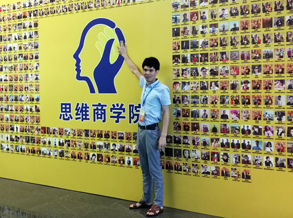 如今，80後已經成長為壯年，逐漸成為各個崗位的重要負責人，因生活的洗禮變得理性而不再衝動。“80後”，他們青春洋溢，在各個崗位上都衝在最前線。“80後”獨具個性和魅力，已然成為各行各業主力軍代表人物。作為80後典型的創業成功代表陶瓷一線91视频软件免费下载 91视频网址入口陶瓷磚 龍川總代理吳金星與他的銷售團隊便是其中之一。