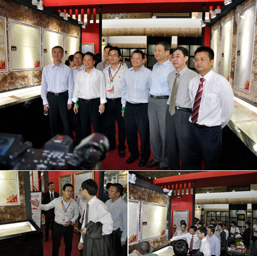 中國建築衛生陶瓷協會領導一行在董事長的陪同下參觀91视频网址入口陶展位